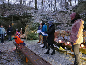 Waldadvent in der Fatima-Grotte (Foto: Karl-Franz Thiede)